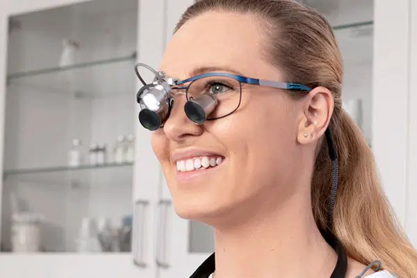 Tandplejer med lupbriller