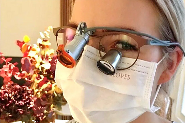 Tandplejer Elisabeth med lupbriller fra Rønvig Syn & Ergonomi