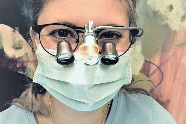 Tandplejer med lupbriller fra Rønvig Syn & Ergonomi