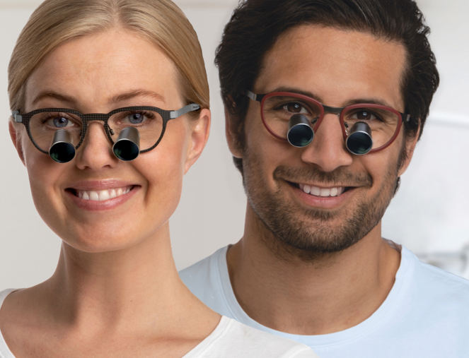 Tandlæge og tandplejer med lupbriller