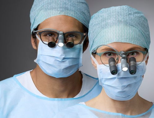 Læge og kirug med lupbriller fra Rønvig Syn & Ergonomi