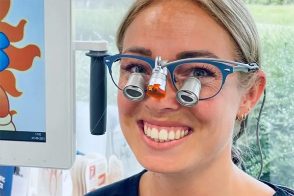 Tandplejer med lupbriller fra Rønvig Syn & Ergonomi